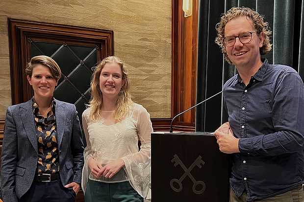 Laura Delver, Elianne Wijnands en Marc Newsome bij het kunstwerk