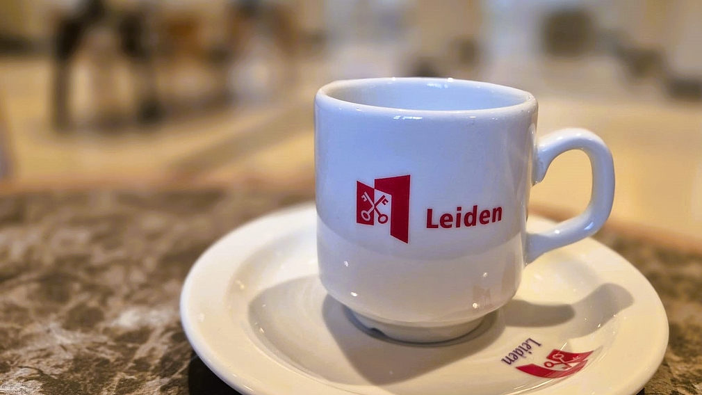 Een kopje koffie met het logo van Leiden