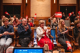 Afscheid Yvonne Iedereen in de Raadzaal zwaait met de Leidse vlag